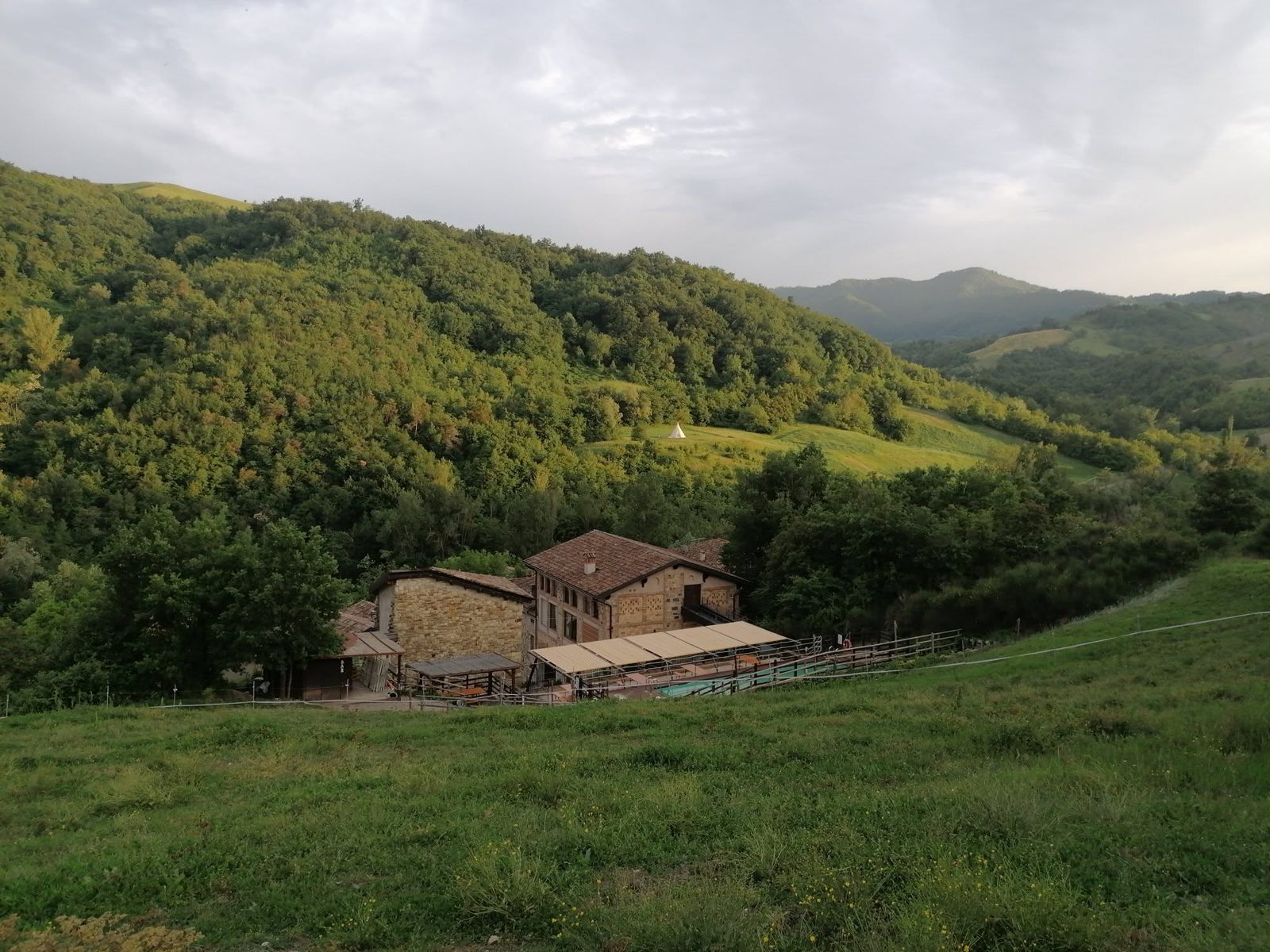 Ca' del Ciuco: il casale in pietra con la piscina, tra i boschi delle colline reggiane.